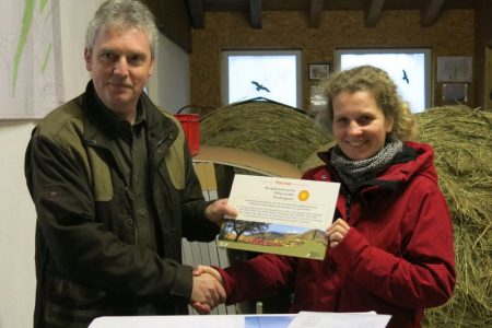 Neu im Netzwerk der Botschafter für das Biosphärenreservat: Alfred Weber erhält von Dr. Friedericke Weber das Partnerschild
