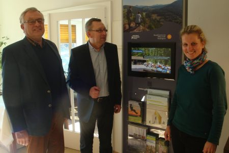 Freut sich über die häufig von seinen Gästen genutzte Infostele: Jörg Maier (Mitte), Inhaber des Seehaus Forelle bei Ramsen, einem Partnerbetrieb des Biosphärenreservats Pfälzerwald-Nordvogesen, hier mit dem Bezirkstagsvorsitzenden Theo Wieder (links) und Biosphärenreservats-Direktorin Dr. Friedericke Weber.