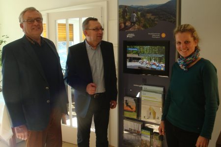 Freut sich über die häufig von seinen Gästen genutzte Infostele: Jörg Maier (Mitte), Inhaber des Seehaus Forelle bei Ramsen, einem Partnerbetrieb des Biosphärenreservats Pfälzerwald-Nordvogesen, hier mit dem Bezirkstagsvorsitzenden Theo Wieder (links) und Biosphärenreservats-Direktorin Dr. Friedericke Weber. 