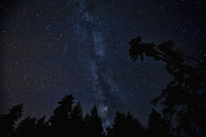 Sternenhimmel mit Sternschnuppen