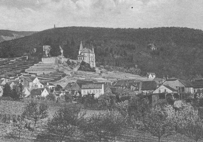 Ein Foto aus dem 1910 zeigt den Blick auf das Dorf Haardt mit dem Haardter Schloss.