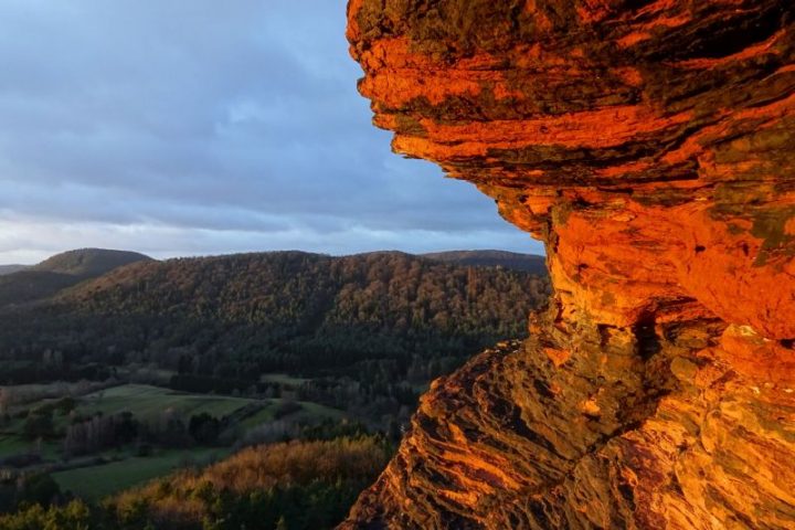 Felsen glühen im Licht des Sonnenaufgangs