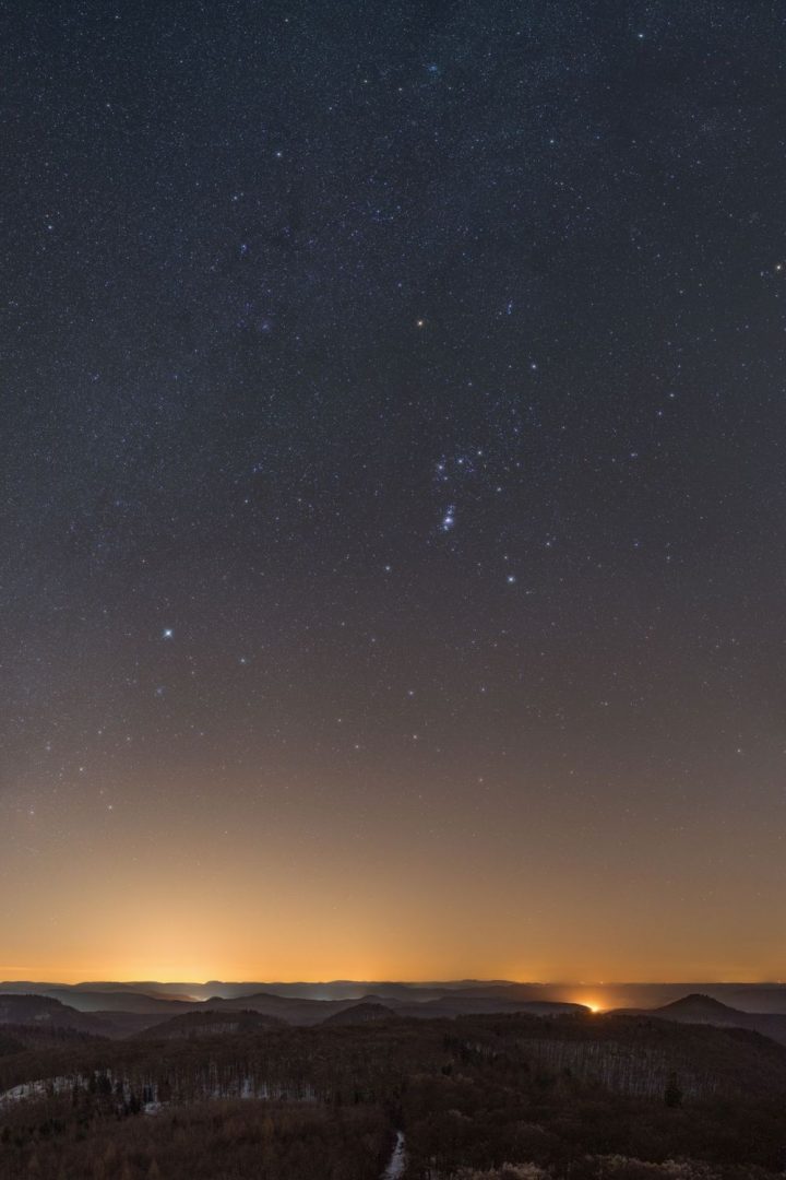 Das Bild zeigt den Sternenhimmel bei Nacht