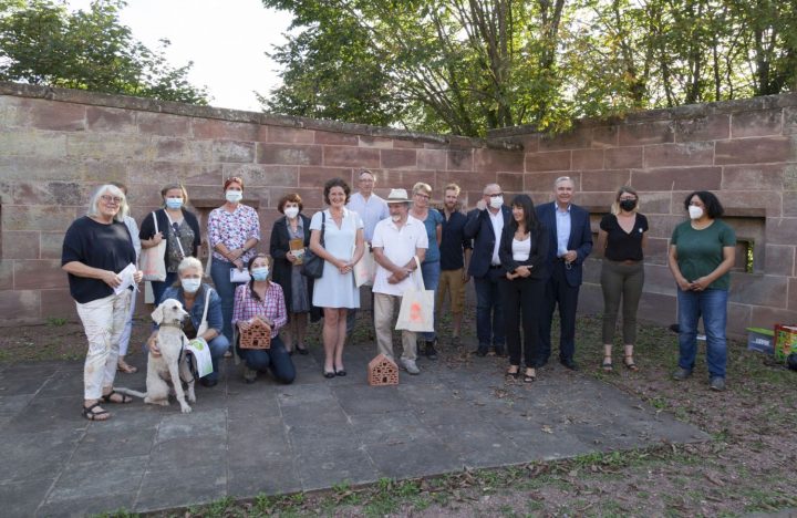 Das Bild zeigt die Gewinner:innen des Gartenwettbewerbs zum Gruppenfoto aufgestellt