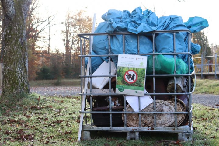 Das Bild zeigt einen Berg an gefüllten Müllsäcken