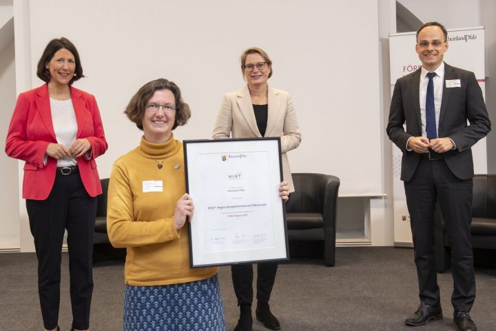 Das Bild zeigt die Entgegennahme der Auszeichnung als MINT-Region für das Biosphärenreservat: Anne Laux (vorne) mit der Wirtschaftsministerin, Daniela Schmitt, der Bildungsministerin, Dr. Stephanie Hubig, sowie dem Staatssekretär des Wissenschaftsministeriums, Dr. Denis Alt.