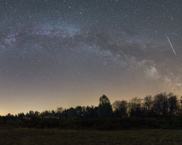 Das Bild zeigt den Sternenhimmel über dem Pfälzerwald, an dem man auch die Milchstraße erkennen kann.