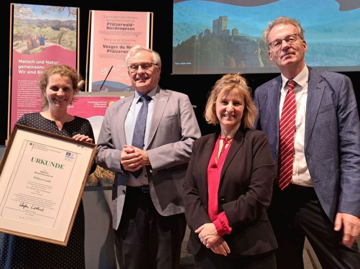 Das Bild zeigt vier Personen mit der UNESCO-Urkunde des Biosphärenreservats Pfälzerwald