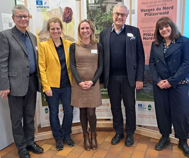 Entscheiderinnen und Entscheider für das Biosphärenreservat Pfälzerwald-Nordvogesen (v.l.n.r.): Vize-Präsident beim SYCOPARC Bertrand Wahl, Pfälzerwald-Direktorin Dr. Friedericke Weber, Nordvogesen-Direktorin Rita Jacob Bauer, Bezirkstagsvorsitzender Theo Wieder und Vize-Präsidentin beim SYCOPARC Nathalie Marajo-Guthmuller