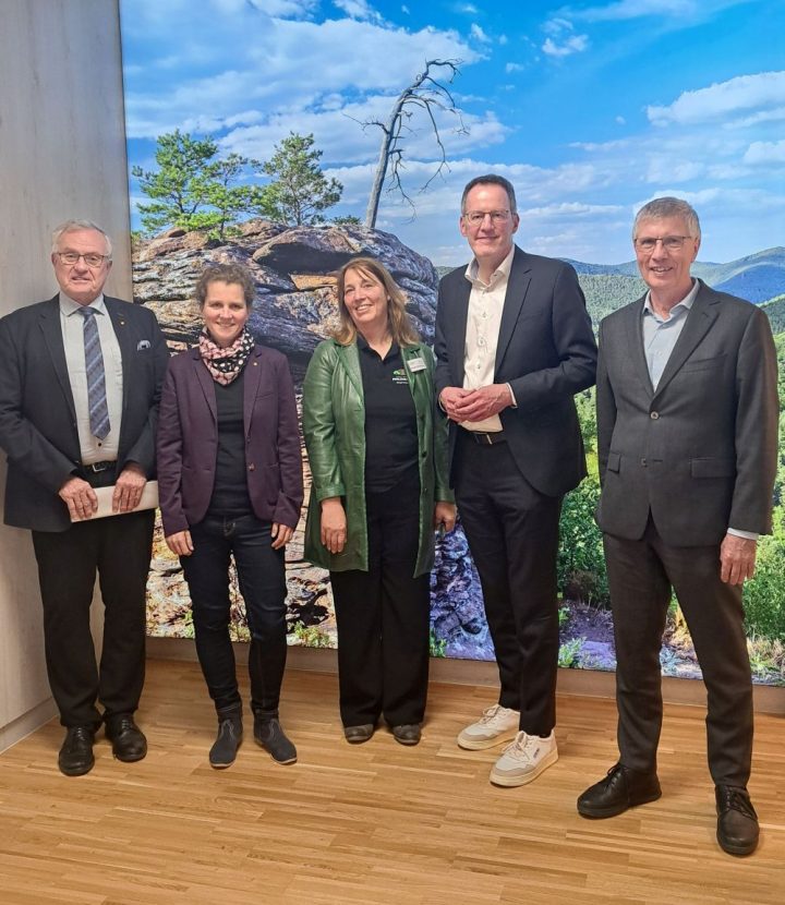 Das Bild zeigt 5 Personen, die im Eingangsbereich der Pfalzakademie stehen. 