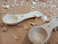 Familienprogramm in den Herbstferien – Schnitzen, Wandern, Lagerfeuer